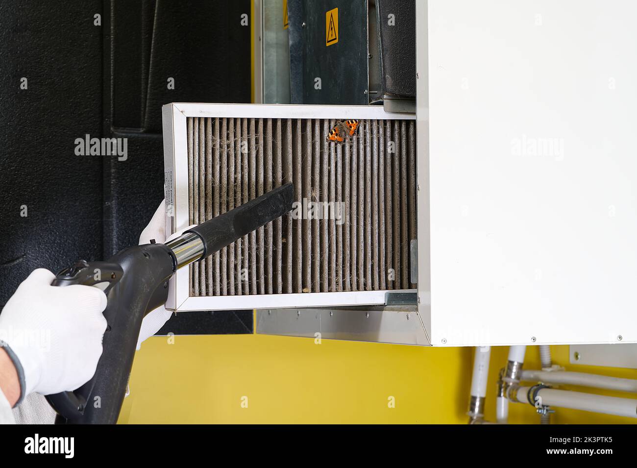 Austausch des Filters in der zentralen Lüftungsanlage. hlkFilter