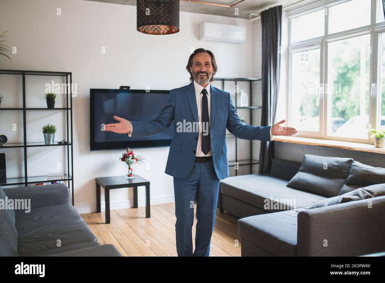 Elegante Immobilienmakler präsentiert Wohnung zur Miete Stockfoto