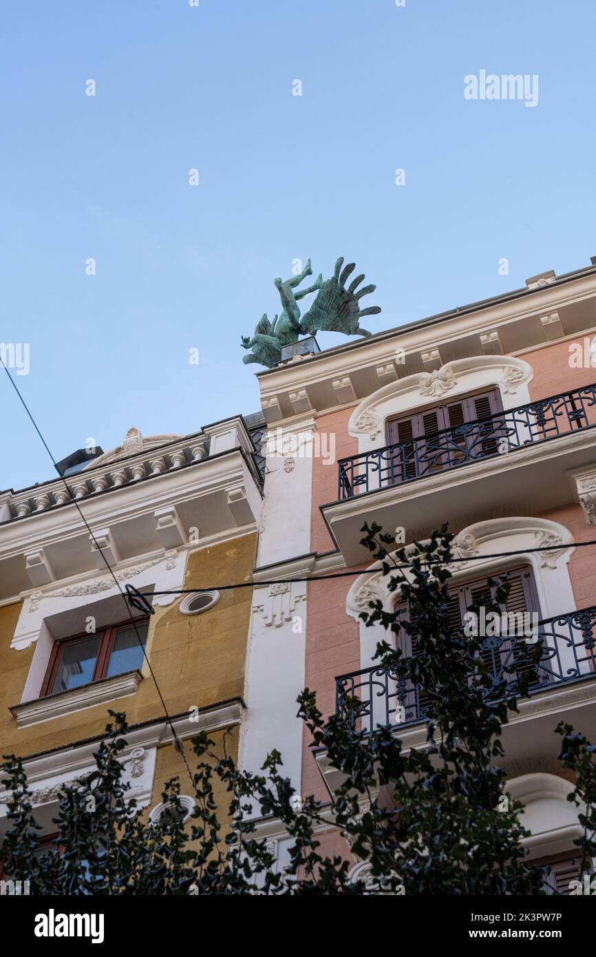 Madrid, Spanien, September 2022. Die Skulptur mit dem Titel Accidente Aereo von Miguel Ángel Ruiz aus dem Jahr 2006 über einem Gebäude in der calle Major im Histo Stockfoto