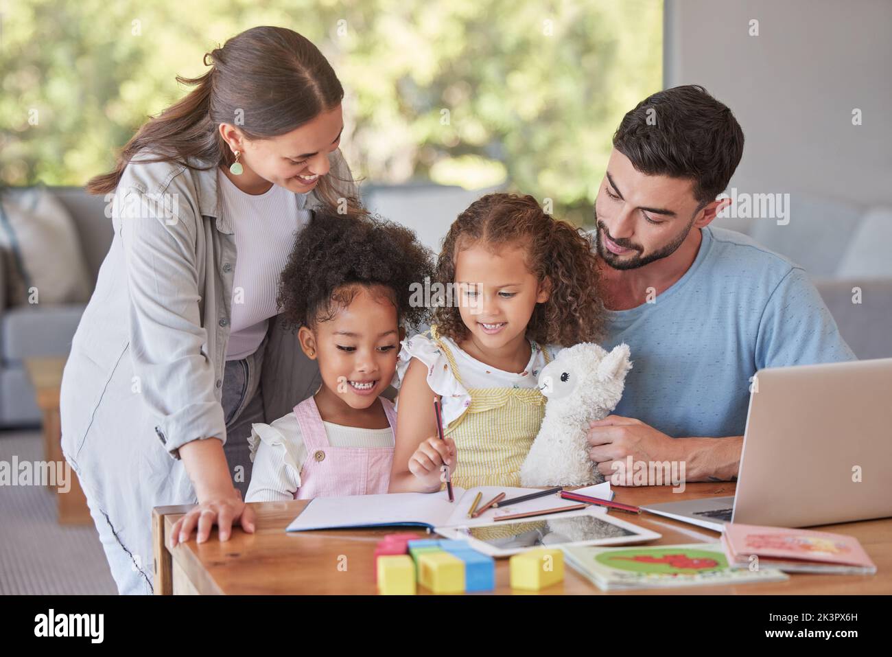 Familie, Kinder und Bildung mit einer Mutter und einem Vater, die ihren Kindern im Wohnzimmer während der Hausaufgaben beibringen. Studieren, Lernen und Buch Stockfoto