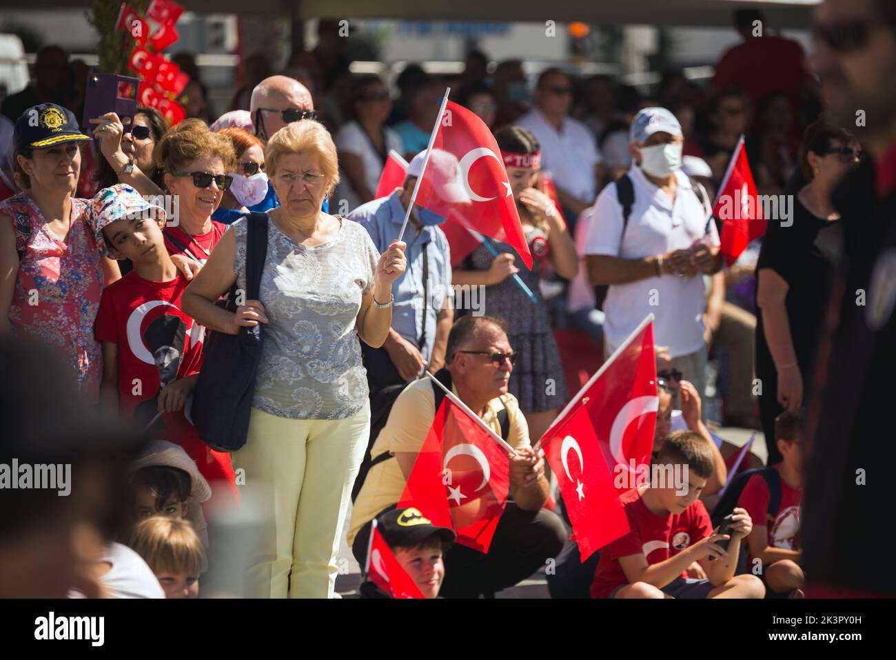 Izmir, Türkei - 9. September 2022: Überfüllte Menschen mit türkischen Flaggen in einem bei den Feierlichkeiten des Befreiungstages Izmir Türkei auf dem Platz der Republik. Stockfoto