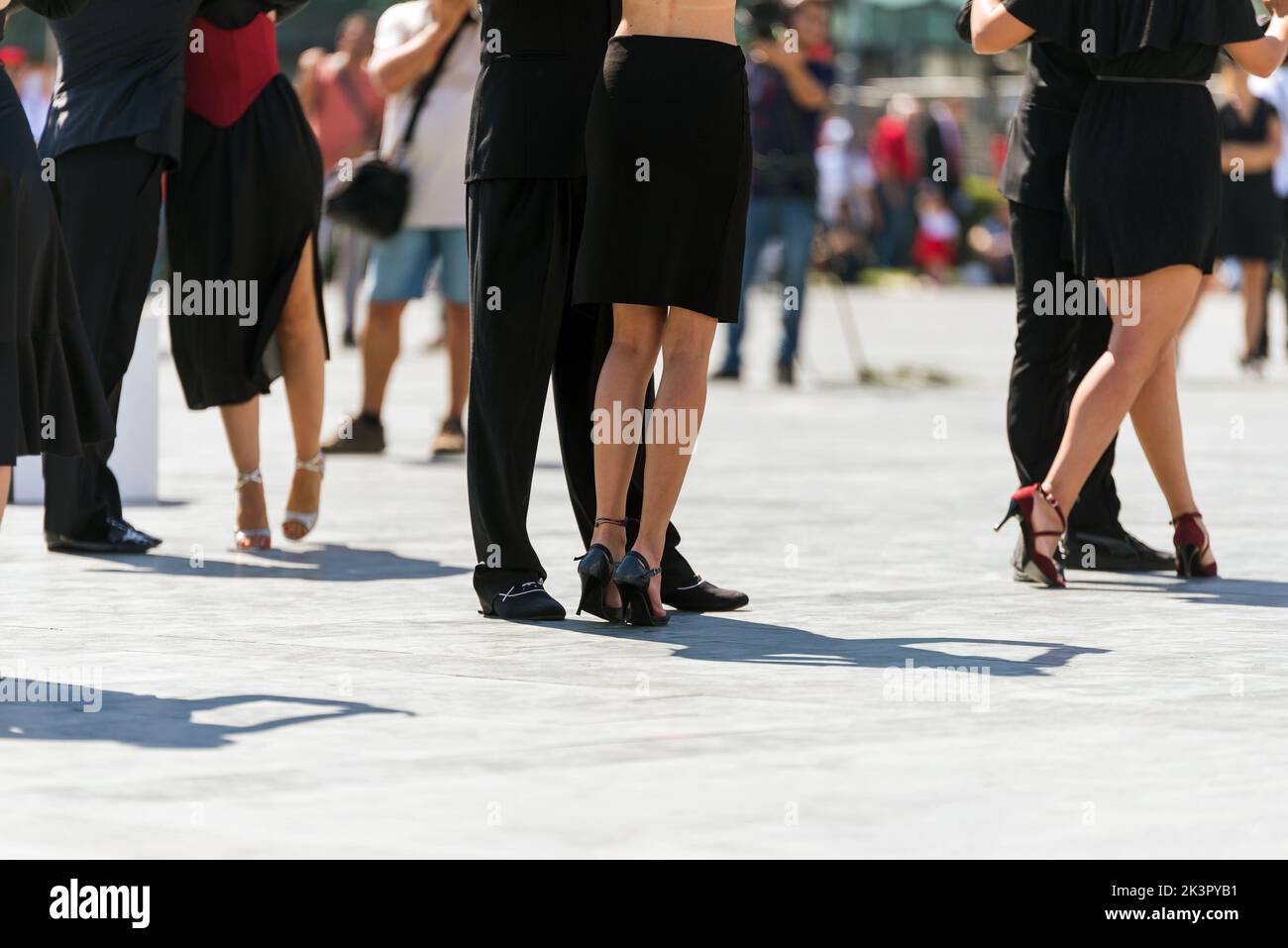 Nahaufnahme von Izmir Waltz, der die Menschen zu den Füßen tanzt. Stockfoto