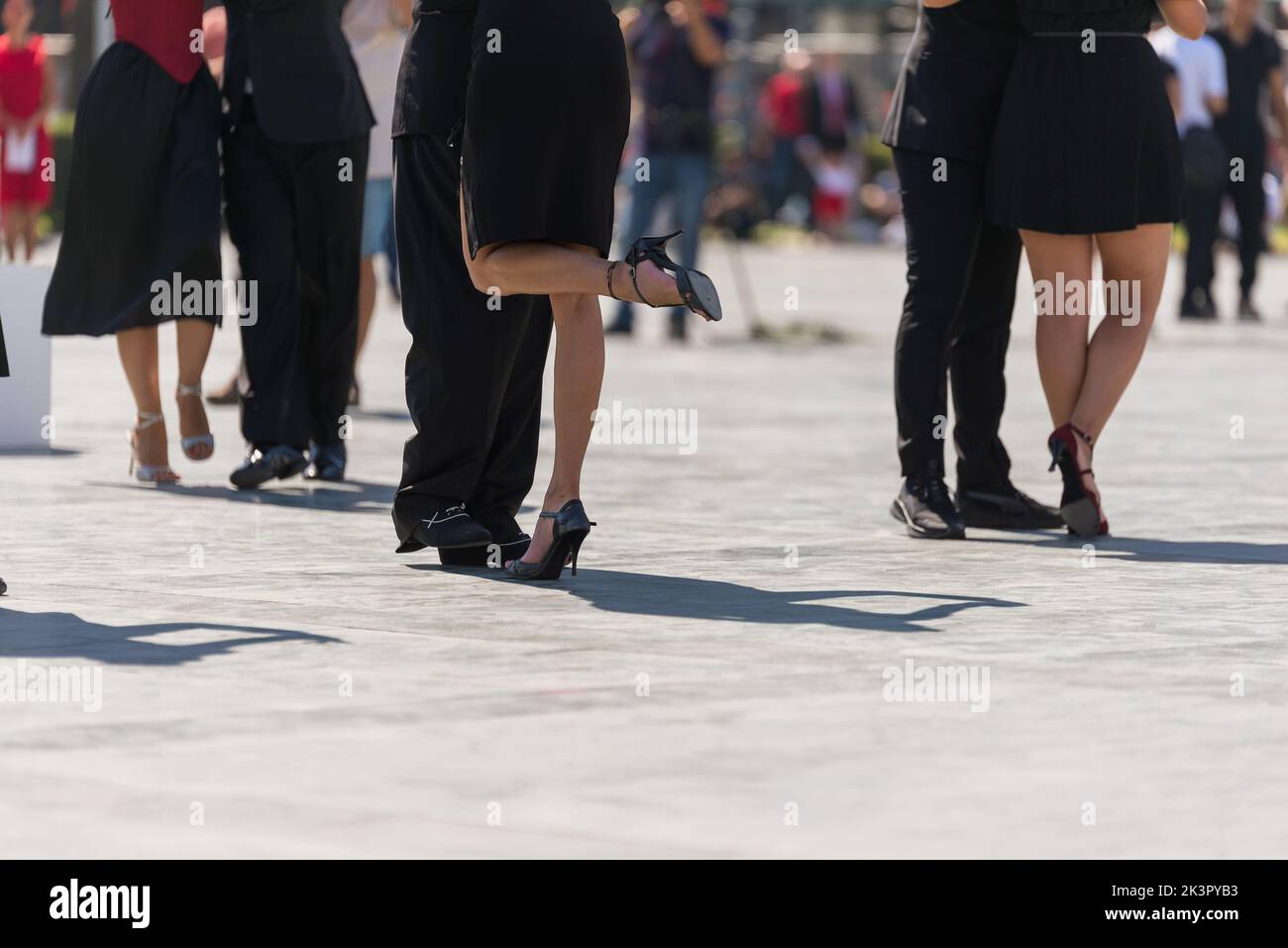 Nahaufnahme von Izmir Waltz, der die Menschen zu den Füßen tanzt. Stockfoto