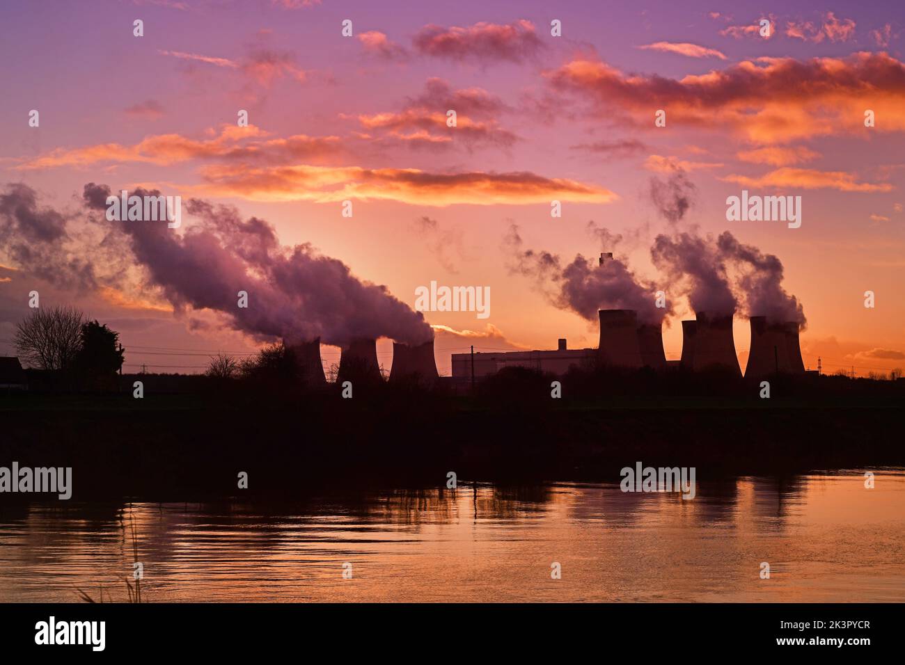drax Kohlekraftwerk am Flusshaus bei Sonnenuntergang yorkshire vereinigtes Königreich Stockfoto