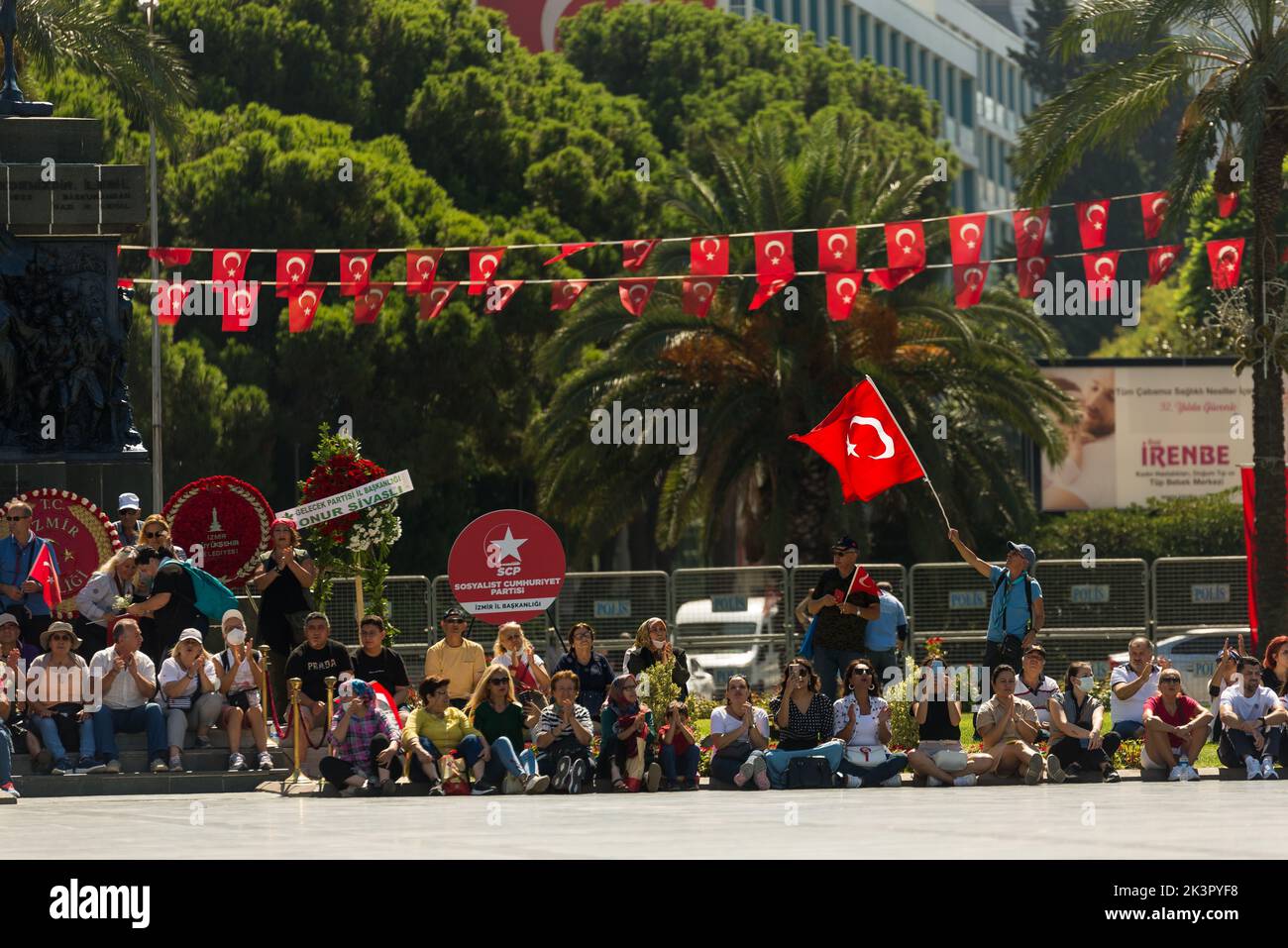 Izmir, Türkei - 9. September 2022: Überfüllte Menschen mit türkischen Flaggen in einem bei den Feierlichkeiten des Befreiungstages Izmir Türkei auf dem Platz der Republik. Stockfoto