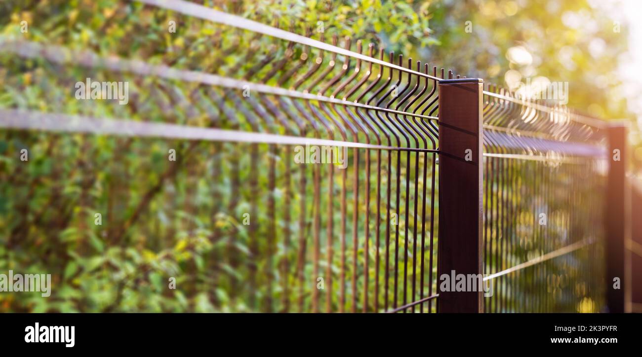 Geschweißte Metalldraht-Mesh-Panel-Zaun. Banner mit Kopierraum Stockfoto