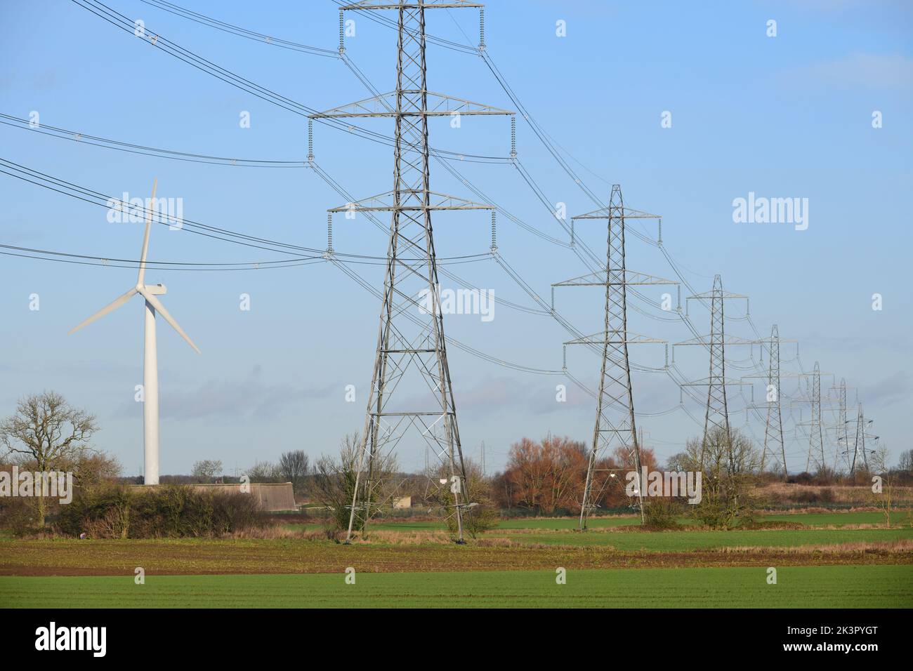Blick durch riesige Strommasten zur Windmühle selby yorshire vereinigtes Königreich Stockfoto