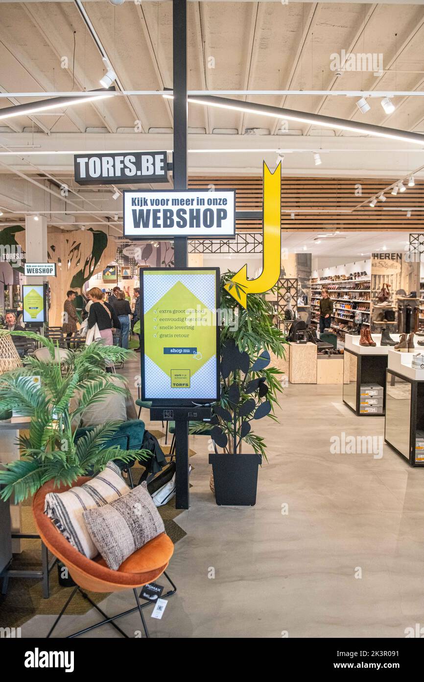 Die Abbildung zeigt ein Innenbild einer Niederlassung der Schuhfirma Schoenen Torfs, Mittwoch, 28. September 2022 in Aartselaar. BELGA FOTO JONAS ROOSENS Stockfoto