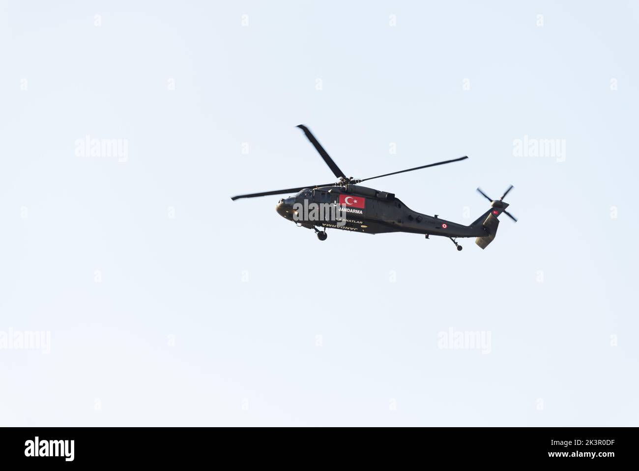 Izmir, Türkei - 9. September 2022: Nahaufnahme eines türkischen Gendarm-Hubschraubers am Himmel am Tag der Freiheit von Izmir in Izmir Konak Türkei Stockfoto