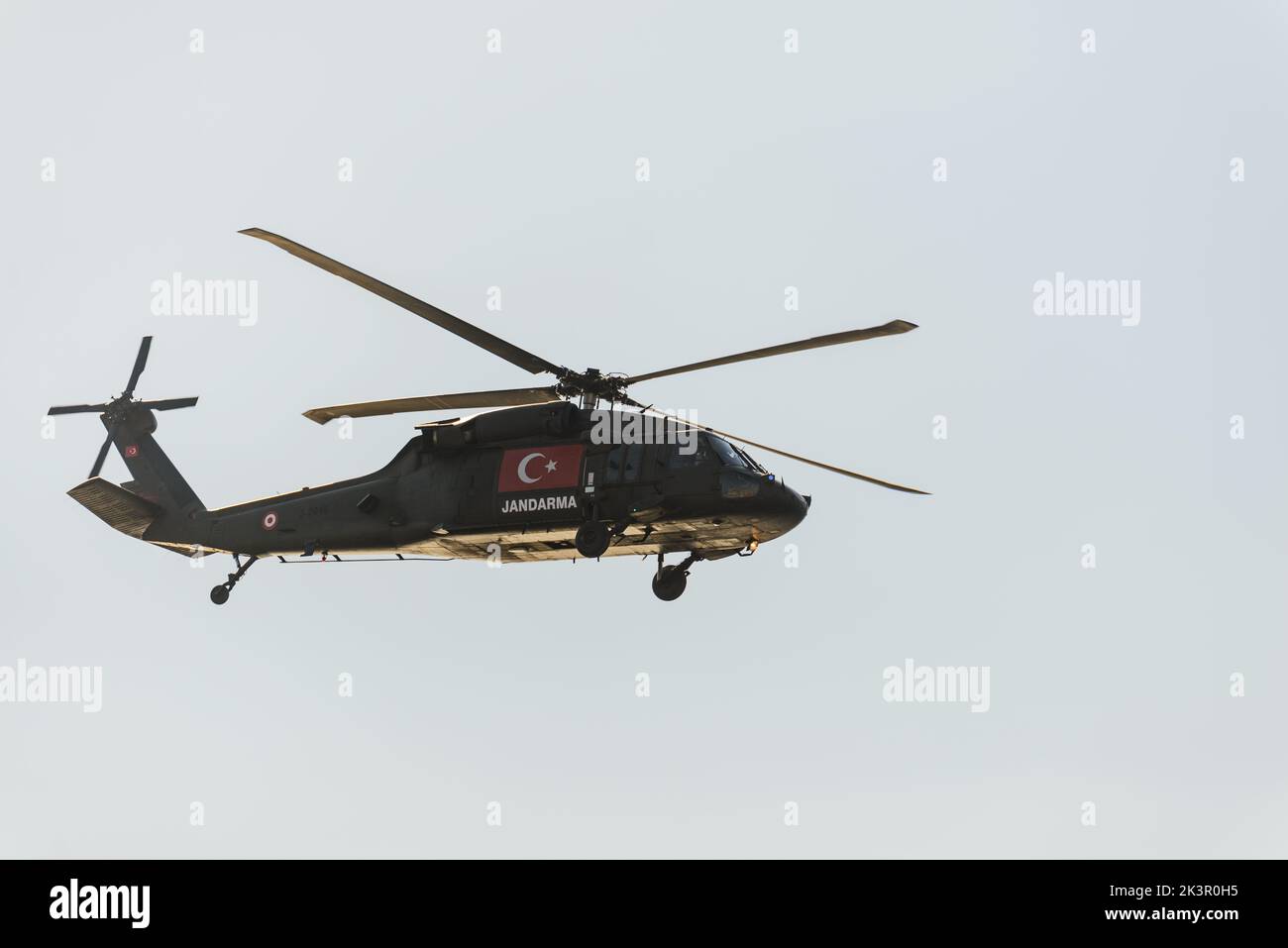 Izmir, Türkei - 9. September 2022: Nahaufnahme eines türkischen Gendarm-Hubschraubers am Himmel am Tag der Freiheit von Izmir in Izmir Konak Türkei Stockfoto