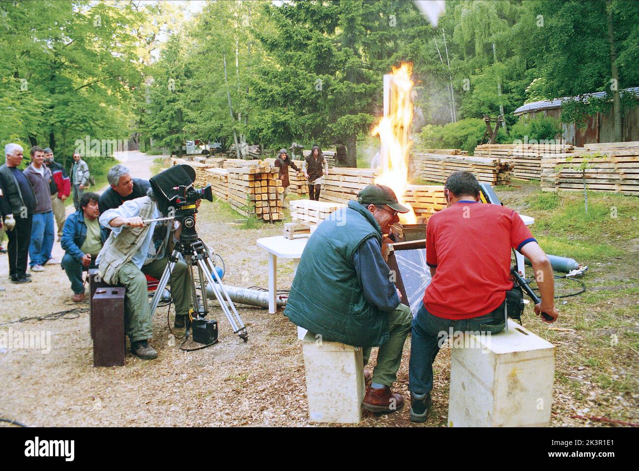 Burning Wood Scene Film: Alien Apocalypse (2005) Regie: Josh Becker 26 March 2005 **WARNUNG** Dieses Foto ist nur für den redaktionellen Gebrauch bestimmt und unterliegt dem Copyright von SCI FI-BILDERN und/oder dem Fotografen, der von der Film- oder Produktionsfirma beauftragt wurde und darf nur von Publikationen im Zusammenhang mit der Bewerbung des oben genannten Films reproduziert werden. Eine obligatorische Gutschrift für SCI FI-BILDER ist erforderlich. Der Fotograf sollte auch bei Bekanntwerden des Fotos gutgeschrieben werden. Ohne schriftliche Genehmigung der Film Company kann keine kommerzielle Nutzung gewährt werden. Stockfoto