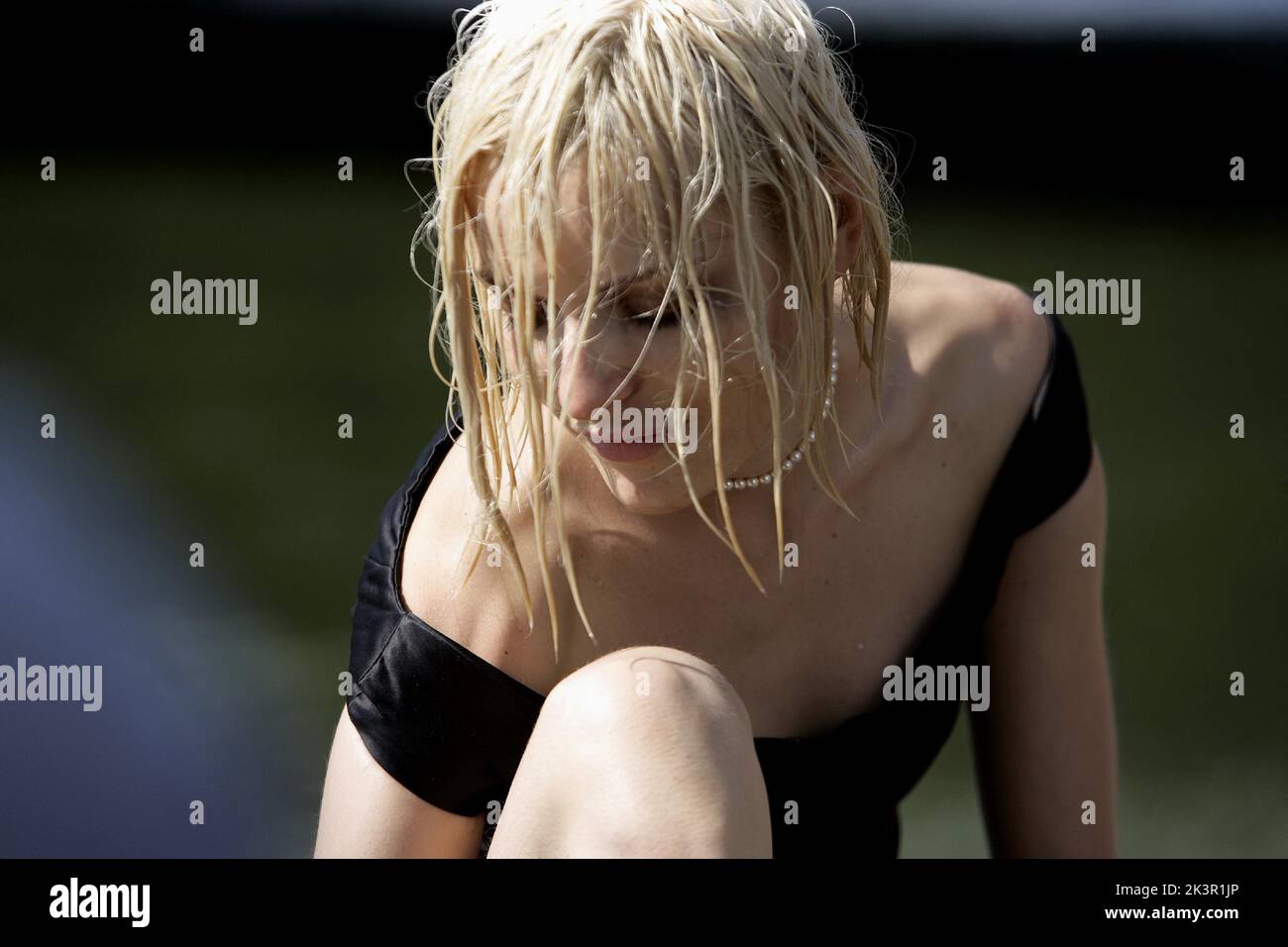 Rie Rasmussen Film: Angel-A (2005) Charaktere: Angel-A Regie: Luc Besson 21 December 2005 **WARNUNG** Dieses Foto ist nur für redaktionelle Verwendung bestimmt und unterliegt dem Copyright von CANAL+ und/oder dem von der Film- oder Produktionsfirma beauftragten Fotografen und kann nur von Publikationen im Zusammenhang mit der Bewerbung des oben genannten Films reproduziert werden. Eine obligatorische Gutschrift an CANAL+ ist erforderlich. Der Fotograf sollte auch bei Bekanntwerden des Fotos gutgeschrieben werden. Ohne schriftliche Genehmigung der Film Company kann keine kommerzielle Nutzung gewährt werden. Stockfoto