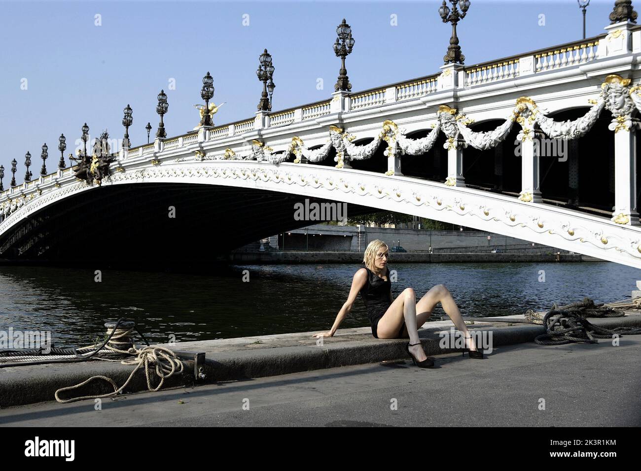 Rie Rasmussen Film: Angel-A (2005) Charaktere: Angel-A Regie: Luc Besson 21 December 2005 **WARNUNG** Dieses Foto ist nur für redaktionelle Verwendung bestimmt und unterliegt dem Copyright von CANAL+ und/oder dem von der Film- oder Produktionsfirma beauftragten Fotografen und kann nur von Publikationen im Zusammenhang mit der Bewerbung des oben genannten Films reproduziert werden. Eine obligatorische Gutschrift an CANAL+ ist erforderlich. Der Fotograf sollte auch bei Bekanntwerden des Fotos gutgeschrieben werden. Ohne schriftliche Genehmigung der Film Company kann keine kommerzielle Nutzung gewährt werden. Stockfoto