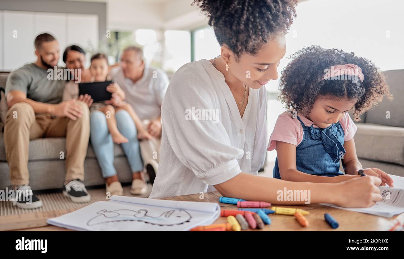 Mutter hilft Kind zeichnen mit Familie, Lehre und zu Hause Bildung für Wissen oder Kreativität Entwicklung. Schwarze Frau Mutter und Kindergarten Mädchen Stockfoto
