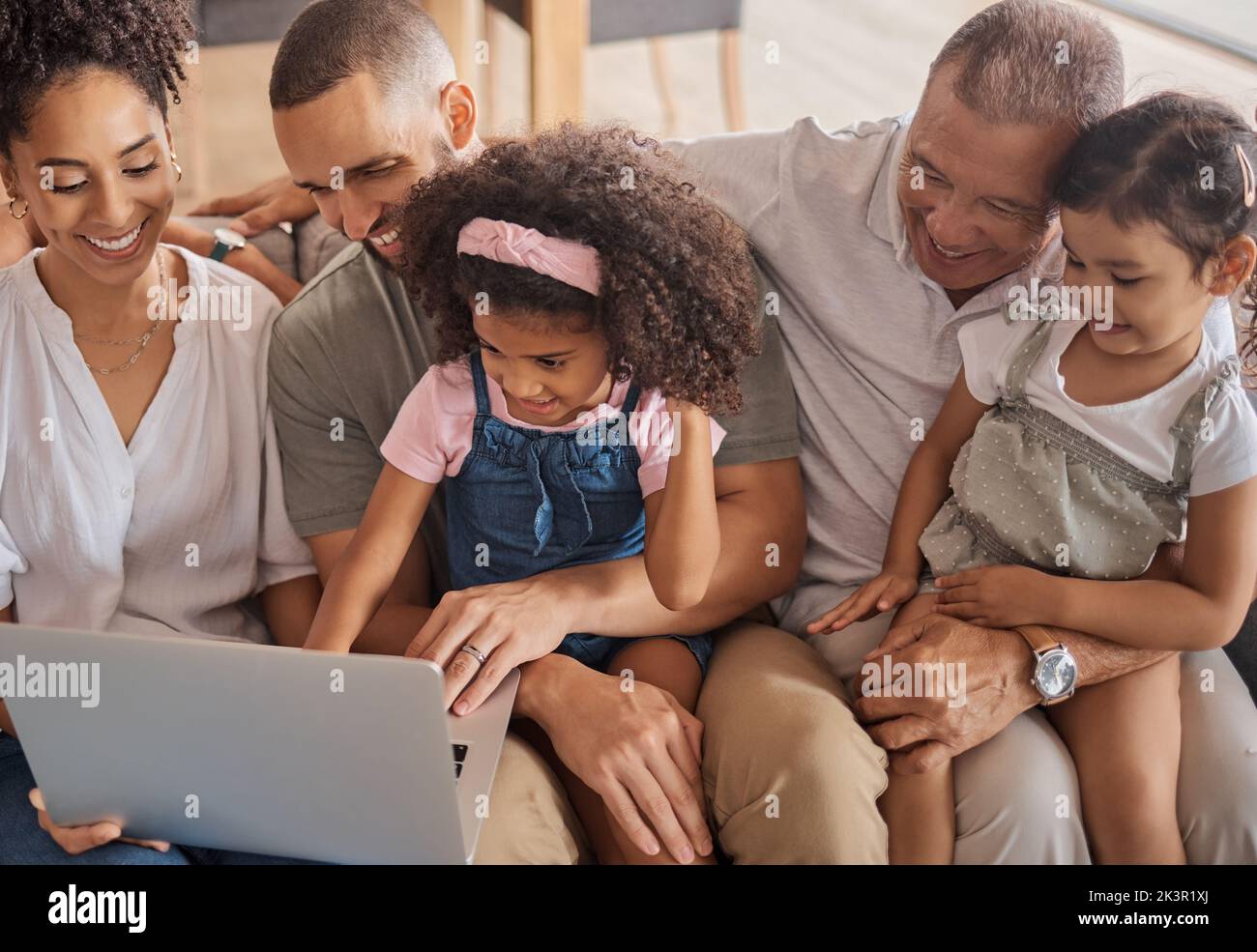 Heim, glücklich und entspannen Familie mit Laptop Streaming Online-Abonnement Comedy Film, Video oder Show auf Wohnzimmer Sofa. Liebe, Lächeln oder Binden von Kindern Stockfoto