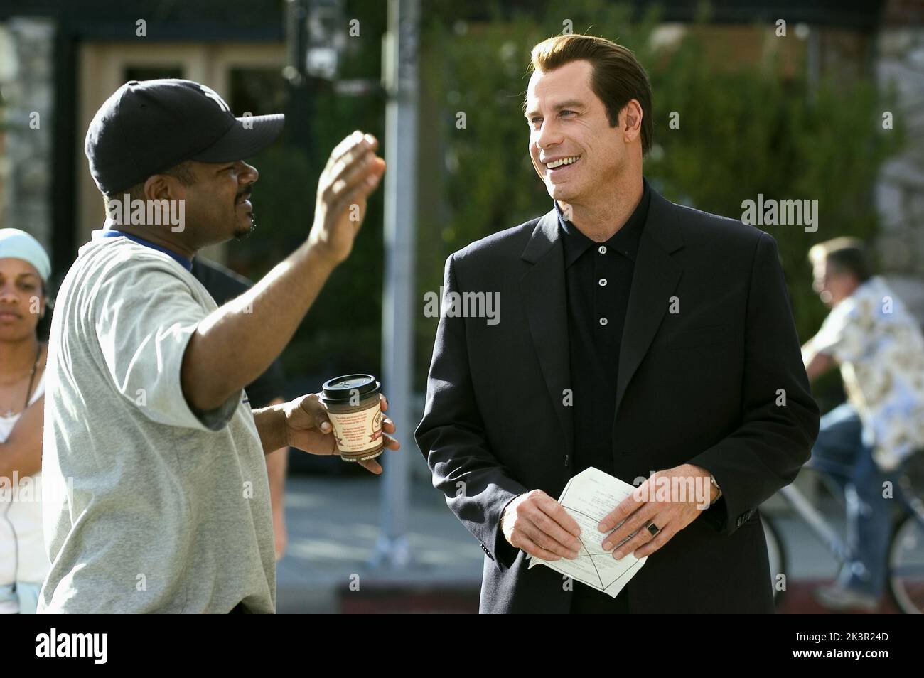F. Gary Gray & John Travolta Film: Be Cool (USA 2005) Charaktere: & Chili Palmer Regie: F. Gary Gray 04 March 2005 **WARNUNG** Dieses Foto ist nur für redaktionelle Zwecke bestimmt und unterliegt dem Copyright von MGM und/oder dem von der Film- oder Produktionsfirma beauftragten Fotografen und kann nur durch Publikationen im Zusammenhang mit der Bewerbung des oben genannten Films reproduziert werden. Eine obligatorische Gutschrift an MGM ist erforderlich. Der Fotograf sollte auch bei Bekanntwerden des Fotos gutgeschrieben werden. Ohne schriftliche Genehmigung der Film Company kann keine kommerzielle Nutzung gewährt werden. Stockfoto