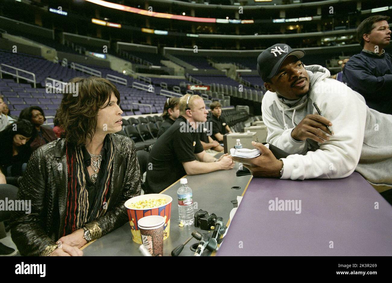 Steven Tyler & F. Gary Gray Film: Be Cool (USA 2005) Charaktere: Er selbst & Regisseur: F. Gary Gray 04 March 2005 **WARNUNG** Dieses Foto ist nur für redaktionelle Zwecke bestimmt und unterliegt dem Copyright von MGM und/oder dem von der Film- oder Produktionsfirma beauftragten Fotografen und kann nur durch Publikationen im Zusammenhang mit der Bewerbung des oben genannten Films reproduziert werden. Eine obligatorische Gutschrift an MGM ist erforderlich. Der Fotograf sollte auch bei Bekanntwerden des Fotos gutgeschrieben werden. Ohne schriftliche Genehmigung der Film Company kann keine kommerzielle Nutzung gewährt werden. Stockfoto