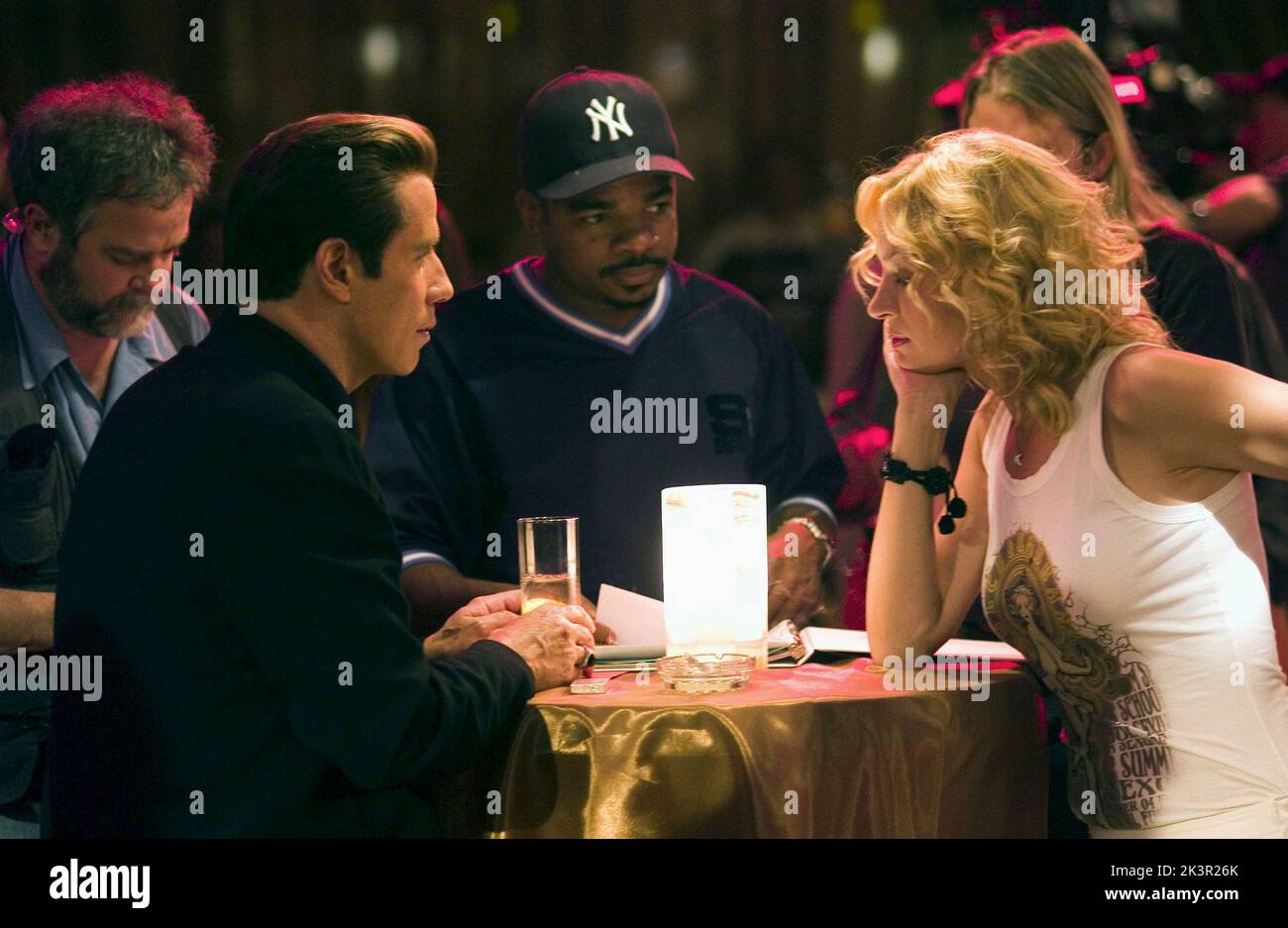 John Travolta, F. Gary Gray & Uma Thurman Film: Be Cool (USA 2005) Charaktere: Chili Palmer & Edie Athens Regie: F. Gary Gray 04 March 2005 **WARNUNG** Dieses Foto ist nur für redaktionelle Zwecke bestimmt und unterliegt dem Copyright von MGM und/oder dem von der Film- oder Produktionsfirma beauftragten Fotografen und kann nur durch Publikationen im Zusammenhang mit der Bewerbung des oben genannten Films reproduziert werden. Eine obligatorische Gutschrift an MGM ist erforderlich. Der Fotograf sollte auch bei Bekanntwerden des Fotos gutgeschrieben werden. Ohne schriftliche Genehmigung der Film Company kann keine kommerzielle Nutzung gewährt werden. Stockfoto