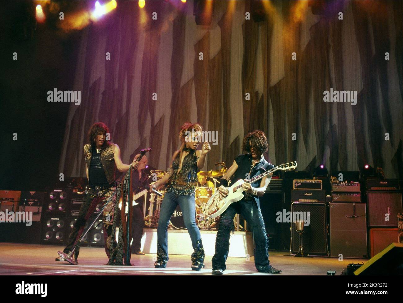 Steven Tyler, Christina Milian & Joe Perry Film: Be Cool (USA 2005) Charaktere: Sich, Linda Moon & sich Regie: F. Gary Gray 04 March 2005 **WARNUNG** Dieses Foto ist nur für redaktionelle Zwecke bestimmt und unterliegt dem Copyright von MGM und/oder dem von der Film- oder Produktionsfirma beauftragten Fotografen und kann nur durch Publikationen im Zusammenhang mit der Bewerbung des oben genannten Films reproduziert werden. Eine obligatorische Gutschrift an MGM ist erforderlich. Der Fotograf sollte auch bei Bekanntwerden des Fotos gutgeschrieben werden. Ohne schriftliche Genehmigung der Film Company kann keine kommerzielle Nutzung gewährt werden. Stockfoto