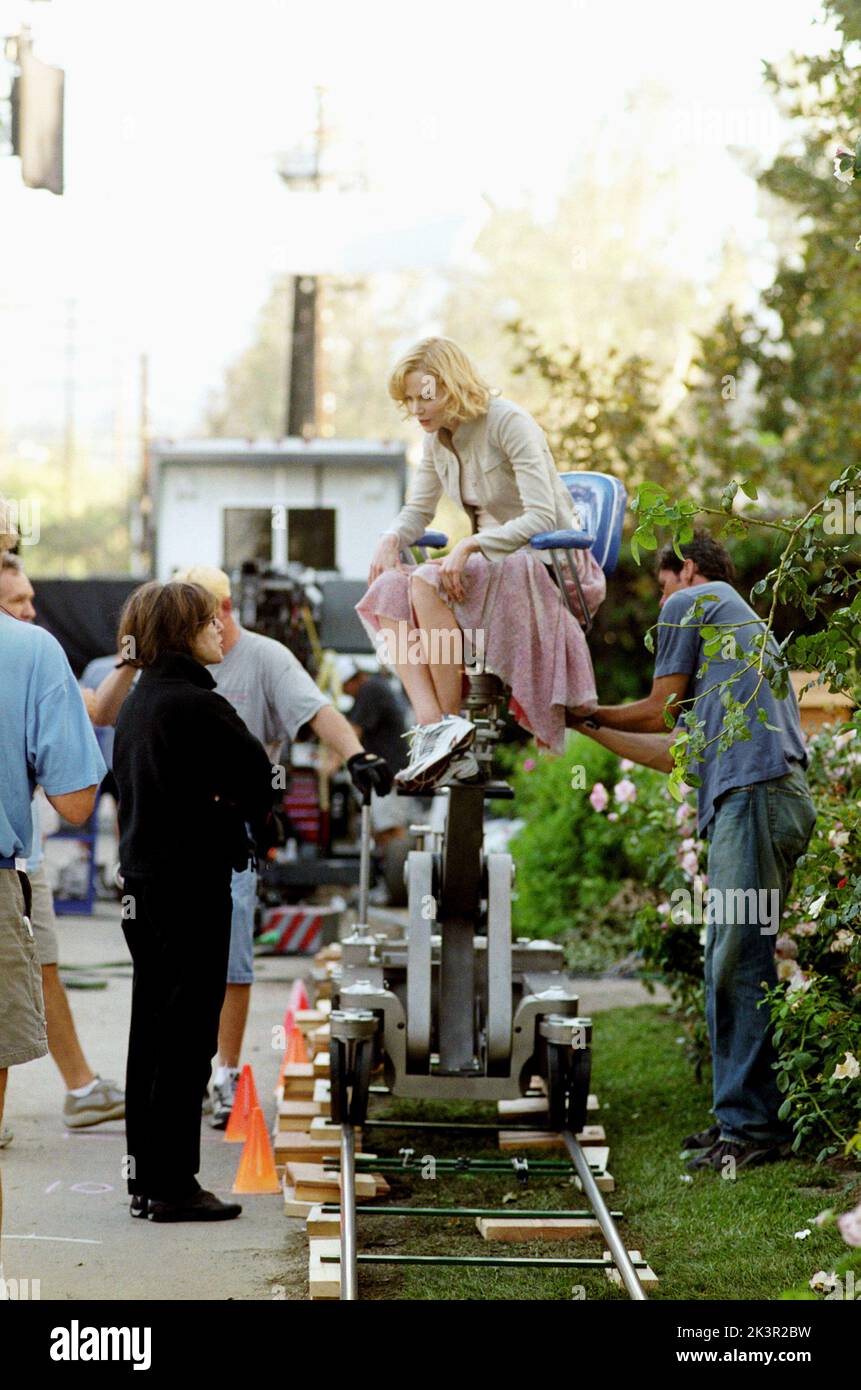 Nora Ephron & Nicole Kidman Film: Witched (USA 2005) Charaktere: & Isabel Bigelow Regie: Nora Ephron 24 June 2005 **WARNUNG** Dieses Foto ist nur für redaktionelle Zwecke bestimmt und unterliegt dem Copyright von COLUMBIA PICTURES und/oder des Fotografen, der von der Film- oder Produktionsfirma beauftragt wurde und darf nur von Publikationen im Zusammenhang mit der Bewerbung des oben genannten Films reproduziert werden. Eine obligatorische Gutschrift für COLUMBIA PICTURES ist erforderlich. Der Fotograf sollte auch bei Bekanntwerden des Fotos gutgeschrieben werden. Ohne schriftliche Genehmigung der Film Company kann keine kommerzielle Nutzung gewährt werden. Stockfoto