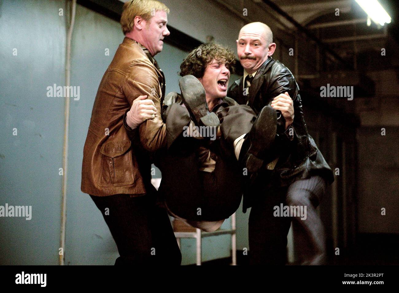 Steven Waddington, Cillian Murphy & Ian Hart Film: Breakfast on Pluto (IRL/UK 2005) Charaktere: Inspector Routledge,Patrick 'Kitten' Braden & PC Wallis Regie: Neil Jordan 03 September 2005 **WARNUNG** Dieses Foto ist nur für redaktionelle Zwecke bestimmt und unterliegt dem Copyright von PATHE und/oder dem Fotografen, der von der Film- oder Produktionsfirma beauftragt wurde, und kann nur von Publikationen im Zusammenhang mit der Bewerbung des oben genannten Films reproduziert werden. Eine obligatorische Gutschrift an PATHE ist erforderlich. Der Fotograf sollte auch bei Bekanntwerden des Fotos gutgeschrieben werden. Eine kommerzielle Nutzung kann ohne schriftliche Genehmigung von nicht gewährt werden Stockfoto