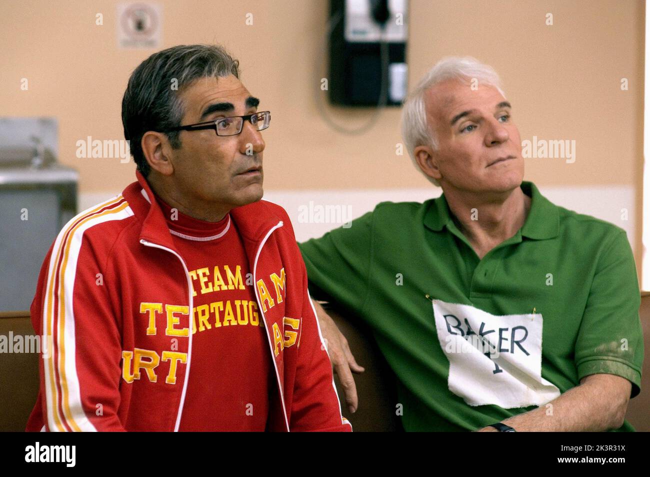 Eugene Levy & Steve Martin Film: Um Das Dutzend Billiger 2 (2005) Charaktere: Jimmy Murtaugh & Tom Baker Regie: Adam Shankman 21 December 2005 **WARNUNG** Dieses Foto ist nur für den redaktionellen Gebrauch bestimmt und unterliegt dem Copyright von 20 CENTURY FOX und/oder des Fotografen, der von der Film- oder Produktionsfirma beauftragt wurde und kann nur durch Publikationen im Zusammenhang mit der Bewerbung des oben genannten Films reproduziert werden. Eine obligatorische Gutschrift an 20 CENTURY FOX ist erforderlich. Der Fotograf sollte auch bei Bekanntwerden des Fotos gutgeschrieben werden. Ohne schriftliche Genehmigung der Film Company kann keine kommerzielle Nutzung gewährt werden. Stockfoto