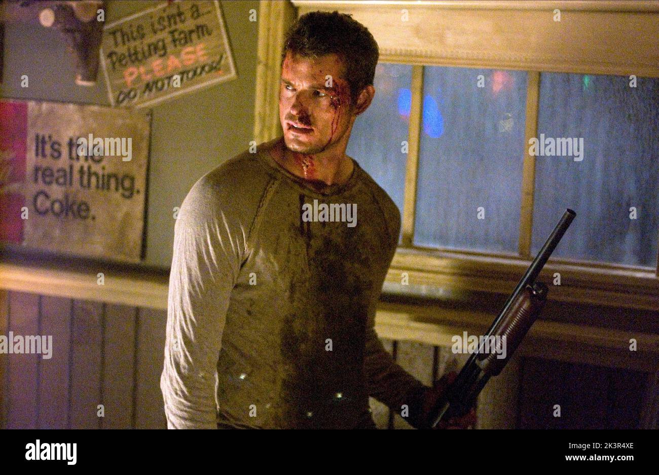 Eric Dane Film: Fest (2005) Charaktere: Held Regie: John Gulager 14 October 2005 **WARNUNG** Dieses Foto ist nur für den redaktionellen Gebrauch bestimmt und unterliegt dem Copyright von DIMENSION FILMS und/oder des Fotografen, der von der Film- oder Produktionsfirma beauftragt wurde und darf nur von Publikationen im Zusammenhang mit der Bewerbung des oben genannten Films reproduziert werden. Eine obligatorische Gutschrift für DIE DIMENSIONIERUNG VON FILMEN ist erforderlich. Der Fotograf sollte auch bei Bekanntwerden des Fotos gutgeschrieben werden. Ohne schriftliche Genehmigung der Film Company kann keine kommerzielle Nutzung gewährt werden. Stockfoto