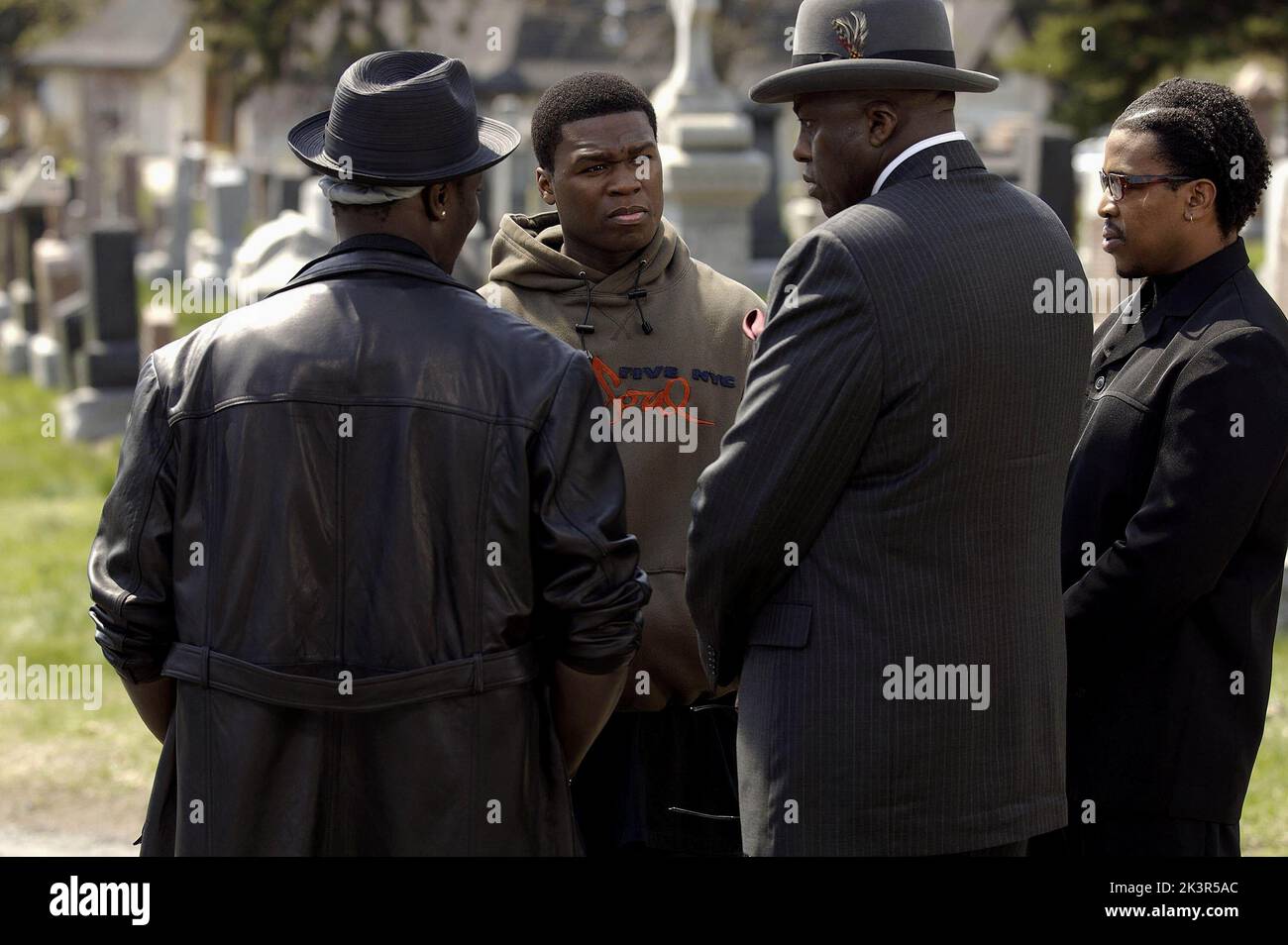 Curtis Jackson Aka 50 Cent, Bill Duke & Russell Hornsby Film: Get Rich Or Die Tryin'; Get Rich Or Die Trying (2005) Charaktere: ,Levar & Odell Regie: Jim Sheridan 09 November 2005 **WARNUNG** Dieses Foto ist nur für redaktionelle Zwecke bestimmt und unterliegt dem Copyright von PARAMOUNT und/oder des Fotografen, der von der Film- oder Produktionsfirma beauftragt wurde.Es kann nur von Publikationen im Zusammenhang mit der Bewerbung des oben genannten Films reproduziert werden. Eine obligatorische Gutschrift an PARAMOUNT ist erforderlich. Der Fotograf sollte auch bei Bekanntwerden des Fotos gutgeschrieben werden. Ohne schriftliche Genehmigung von t kann keine kommerzielle Nutzung gewährt werden Stockfoto