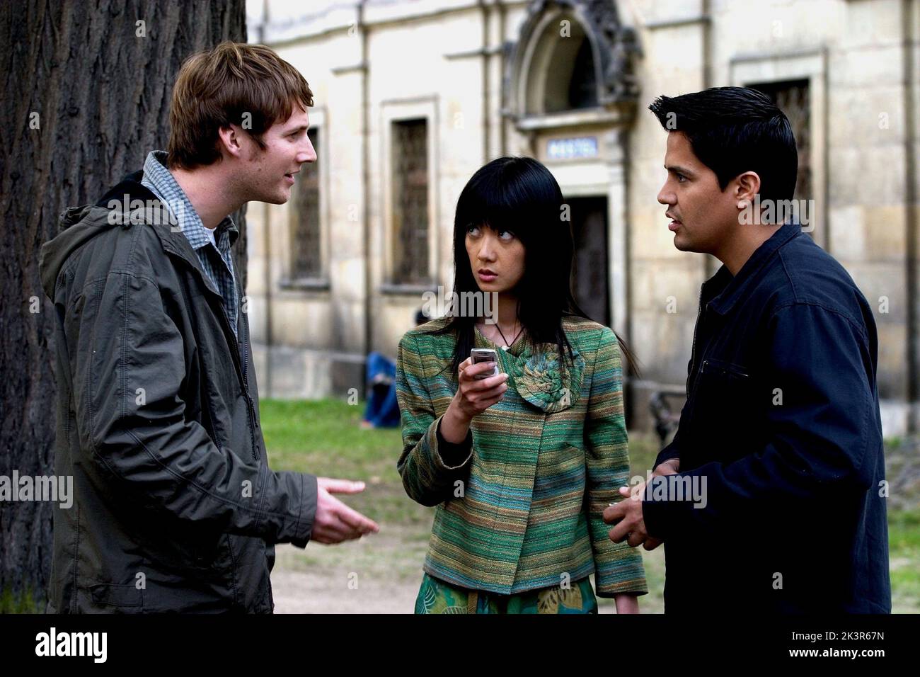 Derek Richardson, Jennifer Lim & Jay Hernandez Film: Hostel (USA/CZ/DE/ISL/SK 2005) Charaktere: Josh,Kana & Paxton Regie: Eli Roth 17. September 2005 **WARNUNG** Dieses Foto ist nur für redaktionelle Zwecke bestimmt und unterliegt dem Copyright der NÄCHSTEN UNTERHALTUNG und/oder des Fotografen, der von der Film- oder Produktionsfirma beauftragt wurde, und kann nur von Publikationen im Zusammenhang mit der Bewerbung des oben genannten Films reproduziert werden. Für DIE NÄCHSTE UNTERHALTUNG ist eine obligatorische Gutschrift erforderlich. Der Fotograf sollte auch bei Bekanntwerden des Fotos gutgeschrieben werden. Ohne schriftliche Genehmigung der Film Compa kann keine kommerzielle Nutzung gewährt werden Stockfoto