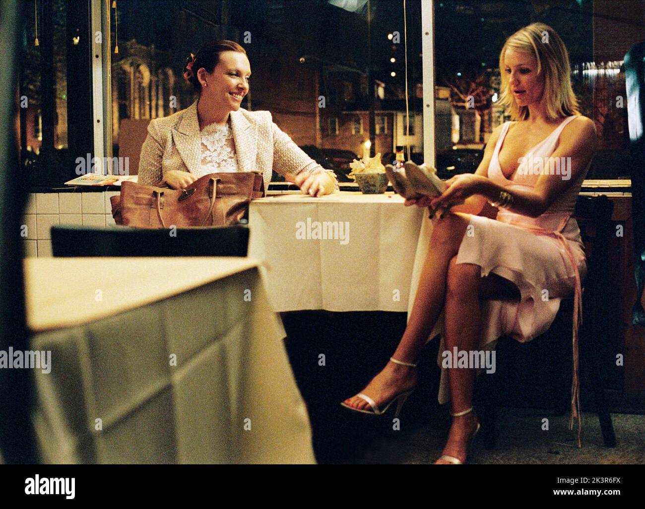 Toni Collette & Cameron Diaz Film: In Her Shoes (2005) Charaktere: Rose & Maggie Regie: Curtis Hanson 07 October 2005 **WARNUNG** Dieses Foto ist nur für den redaktionellen Gebrauch bestimmt und unterliegt dem Copyright von 20 CENTURY FOX und/oder des Fotografen, der von der Film- oder Produktionsfirma beauftragt wurde, und kann nur durch Publikationen im Zusammenhang mit der Bewerbung des oben genannten Films reproduziert werden. Eine obligatorische Gutschrift an 20 CENTURY FOX ist erforderlich. Der Fotograf sollte auch bei Bekanntwerden des Fotos gutgeschrieben werden. Ohne schriftliche Genehmigung der Film Company kann keine kommerzielle Nutzung gewährt werden. Stockfoto