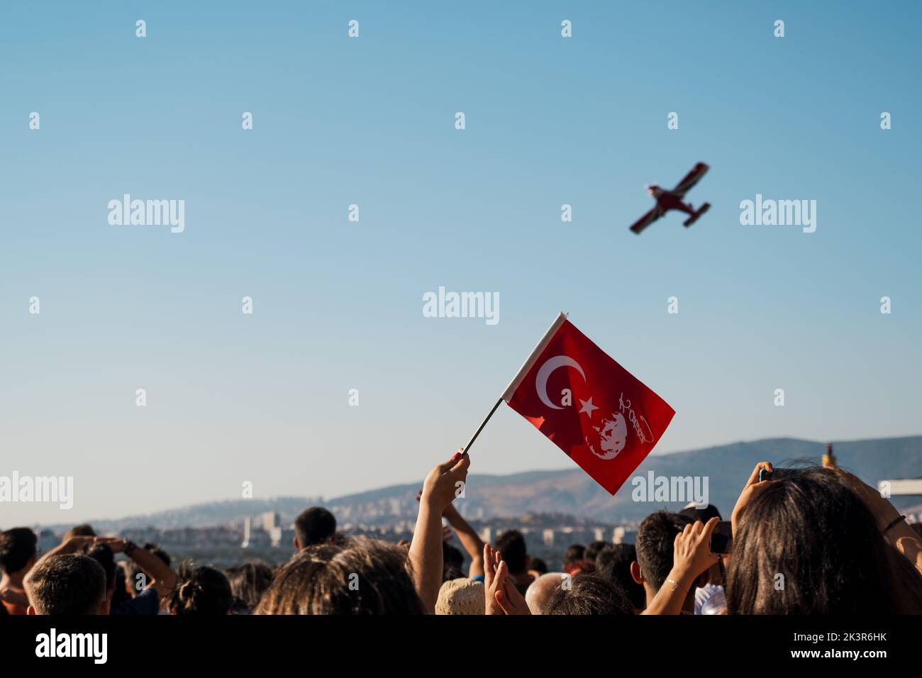 Izmir, Türkei - 9. September 2022: Eine türkische Flagge unter den überfüllten Menschen bei den Feierlichkeiten zum Befreiungstag Izmir Türkei auf dem Platz der Republik. Stockfoto