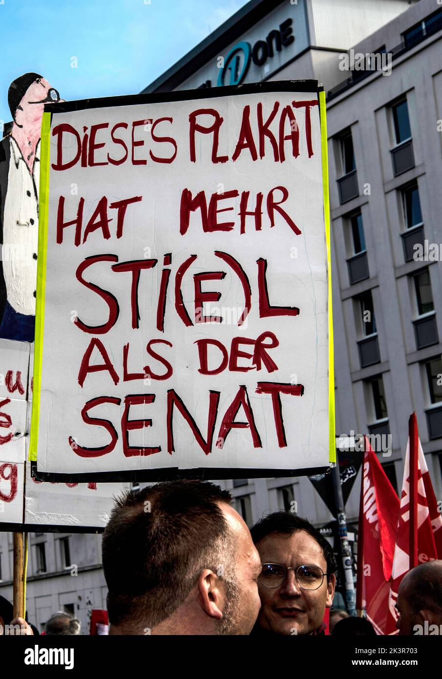 Berlin, Deutschland. 28. September 2022. 'Dieses Plakat hat mehr sti(e)l als der Senat' steht zu Beginn eines ganztägigen Warnstreiks an Berliner Schulen auf dem Plakat. Die Forderung wurde von der Gewerkschaft GEW gestellt. Ziel der Aktion ist der Abschluss eines Tarifvertrages zum Gesundheitsschutz, in dem das Verhältnis von Schülern zu Lehrern und damit die Klassengröße an allgemeinen und beruflichen Schulen verbindlich geregelt wird. Quelle: Paul Zinken/dpa/Alamy Live News Stockfoto