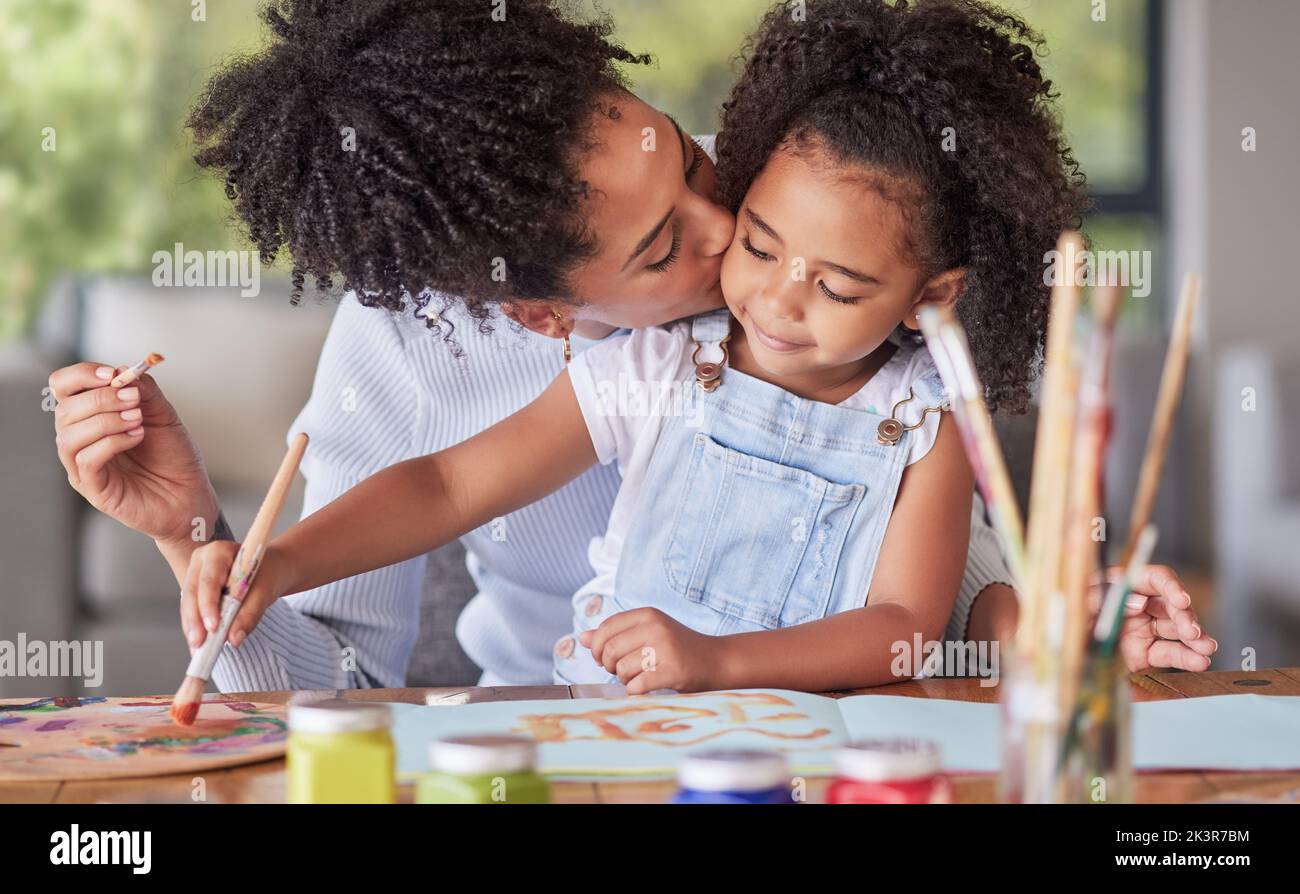 Kreativ, Kunst und Mutter Malerei mit ihrem Kind mit bunten Farben, Pinsel und Papier. Kreativität, Liebe und Fürsorge zwischen einer glücklichen Mutter und einem Mädchen Stockfoto