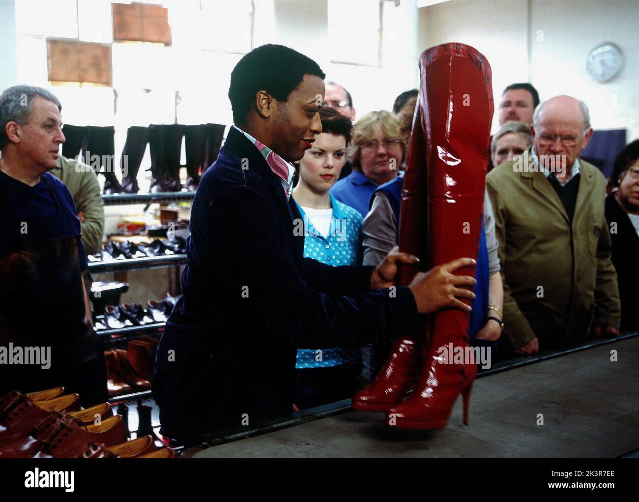 Chiwetel Ejiofor & Sarah-Jane Potts Film: Kinky Boots (2005) Charaktere: Lola, Lauren Regie: Julian Jarrold 07 October 2005 **WARNUNG** Dieses Foto ist nur für redaktionelle Zwecke bestimmt und unterliegt dem Copyright von BUENA VISTA und/oder dem von der Film- oder Produktionsfirma beauftragten Fotografen.Es kann nur von Publikationen im Zusammenhang mit der Bewerbung des oben genannten Films reproduziert werden. Eine obligatorische Gutschrift an BUENA VISTA ist erforderlich. Der Fotograf sollte auch bei Bekanntwerden des Fotos gutgeschrieben werden. Ohne schriftliche Genehmigung der Film Company kann keine kommerzielle Nutzung gewährt werden. Stockfoto