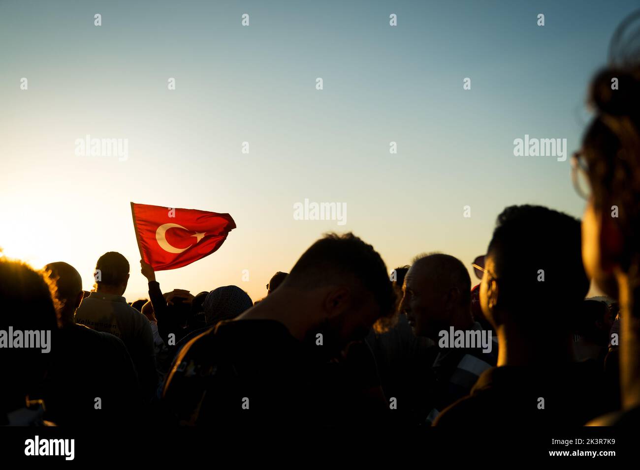 Izmir, Türkei - 9. September 2022: Eine türkische Flagge unter den überfüllten Menschen bei den Feierlichkeiten zum Befreiungstag Izmir Türkei auf dem Platz der Republik. Stockfoto