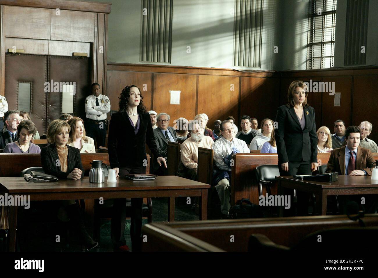 Amy Carlson, Bebe Neuwirth & Lorraine Bracco Television: Law & Order: Trial by Jury (TV-Serie) USA 2005-2006, 03. März 2005 **WARNUNG** Dieses Foto ist nur für den redaktionellen Gebrauch bestimmt und unterliegt dem Copyright von NBC und/oder des Fotografen, der von der Film- oder Produktionsfirma beauftragt wurde und darf nur durch Publikationen im Zusammenhang mit der Bewerbung des oben genannten Films reproduziert werden. Eine obligatorische Gutschrift an NBC ist erforderlich. Der Fotograf sollte auch bei Bekanntwerden des Fotos gutgeschrieben werden. Ohne schriftliche Genehmigung der Film Company kann keine kommerzielle Nutzung gewährt werden. Stockfoto