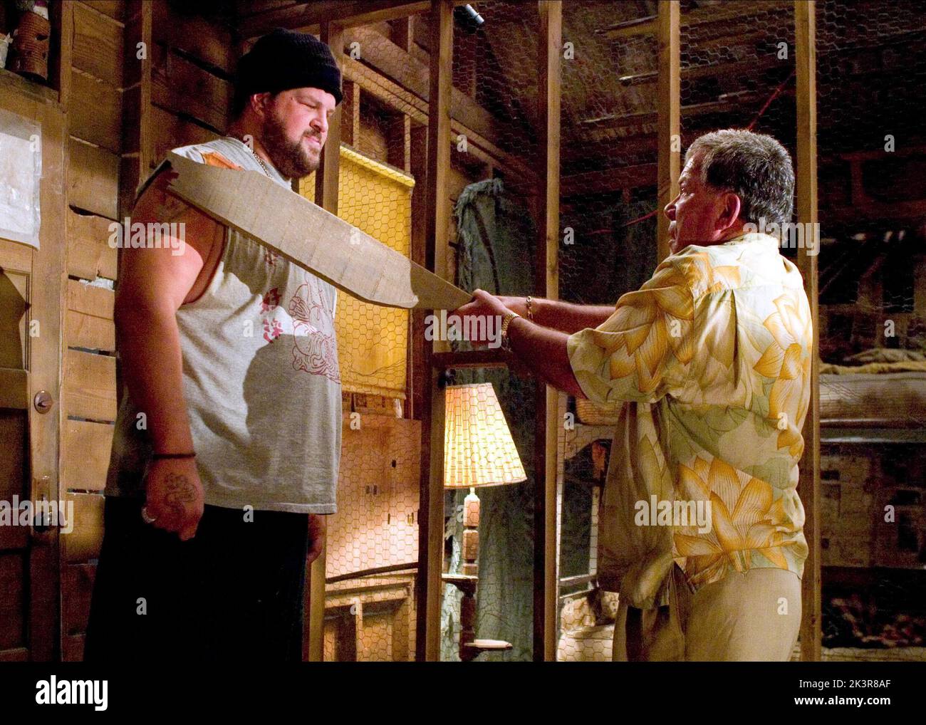 William Shatner & Abraham Benrubi Film: Miss Congeniality 2: Armed And Fabulous (2005) Charaktere: Stan Fields, Lou Steele Regie: John Pasquin 23 March 2005 **WARNUNG** Dieses Foto ist nur für redaktionelle Zwecke bestimmt und unterliegt dem Copyright von WARNER BROS und/oder des Fotografen, der von der Film- oder Produktionsfirma beauftragt wurde, und kann nur von Publikationen im Zusammenhang mit der Bewerbung des oben genannten Films reproduziert werden. Eine obligatorische Gutschrift an WARNER BROS ist erforderlich. Der Fotograf sollte auch bei Bekanntwerden des Fotos gutgeschrieben werden. Ohne schriftliche Genehmigung der Film Company kann keine kommerzielle Nutzung gewährt werden. Stockfoto