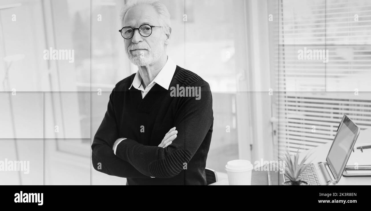 Porträt eines älteren Geschäftsmannes mit gekreuzten Armen, geometrischem Muster Stockfoto