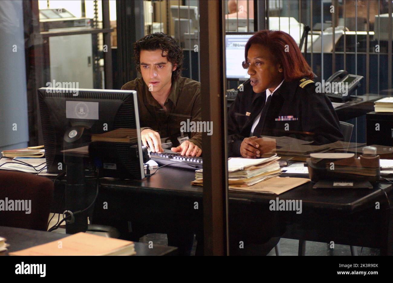 David Krumholtz & CCH Pounder Television: Numb3rs; Numbers (TV-Serie) Charaktere: Charlie Eppes, LT. Havercamp USA 2005-2010, / 1. Staffel, Staffel 1 / Folge 1,03: 'Vector' 23. Januar 2005 **WARNUNG** Dieses Foto ist nur für redaktionelle Verwendung bestimmt und unterliegt dem Copyright von CBS und/oder des Fotografen, der von der Film- oder Produktionsfirma beauftragt wurde, und kann nur durch Publikationen im Zusammenhang mit der Bewerbung des oben genannten Films reproduziert werden. Eine obligatorische Gutschrift an CBS ist erforderlich. Der Fotograf sollte auch bei Bekanntwerden des Fotos gutgeschrieben werden. Eine kommerzielle Nutzung kann ohne schriftliche Genehmigung des FI nicht gewährt werden Stockfoto