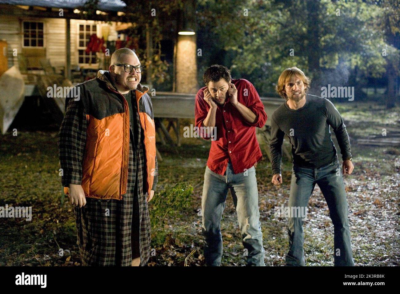 Kevin Heffernan, Johnny Knoxville & Seann William Scott Film: The Dukes of Hazzard (USA/AUS 2005) Charaktere: Sheev,Luke Duke & Bo Duke Regie: Jay Chandrasekhar 27 July 2005 **WARNUNG** Dieses Foto ist nur für den redaktionellen Gebrauch bestimmt und unterliegt dem Copyright von WARNER BROS. Und/oder des Fotografen, der von der Film- oder Produktionsfirma beauftragt wurde und nur durch Publikationen im Zusammenhang mit der Bewerbung des oben genannten Films reproduziert werden kann. Eine obligatorische Gutschrift an WARNER BROS. Ist erforderlich. Der Fotograf sollte auch bei Bekanntwerden des Fotos gutgeschrieben werden. Ohne schriftliche Genehmigung von t kann keine kommerzielle Nutzung gewährt werden Stockfoto