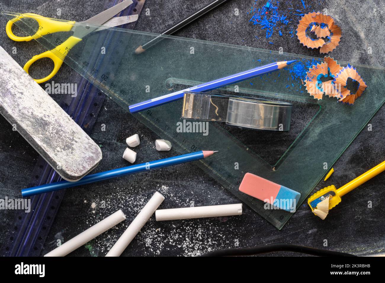 Draufsicht auf Schreibwaren, Back-to-School-Konzept, Schulbedarf Stockfoto