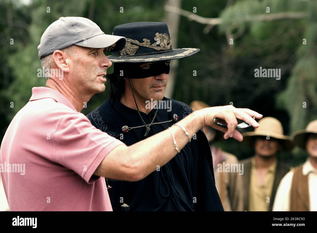 Martin Campbell & Antonio Banderas Film: The Legend of Zorro (USA 2005) Charaktere: & Zorro Regie: Martin Campbell 24 October 2005 **WARNUNG** Dieses Foto ist nur für redaktionelle Zwecke bestimmt und unterliegt dem Copyright von COLUMBIA PICTURES und/oder des Fotografen, der von der Film- oder Produktionsfirma beauftragt wurde und darf nur von Publikationen im Zusammenhang mit der Bewerbung des oben genannten Films reproduziert werden. Eine obligatorische Gutschrift für COLUMBIA PICTURES ist erforderlich. Der Fotograf sollte auch bei Bekanntwerden des Fotos gutgeschrieben werden. Ohne schriftliche Genehmigung der Film Company kann keine kommerzielle Nutzung gewährt werden. Stockfoto