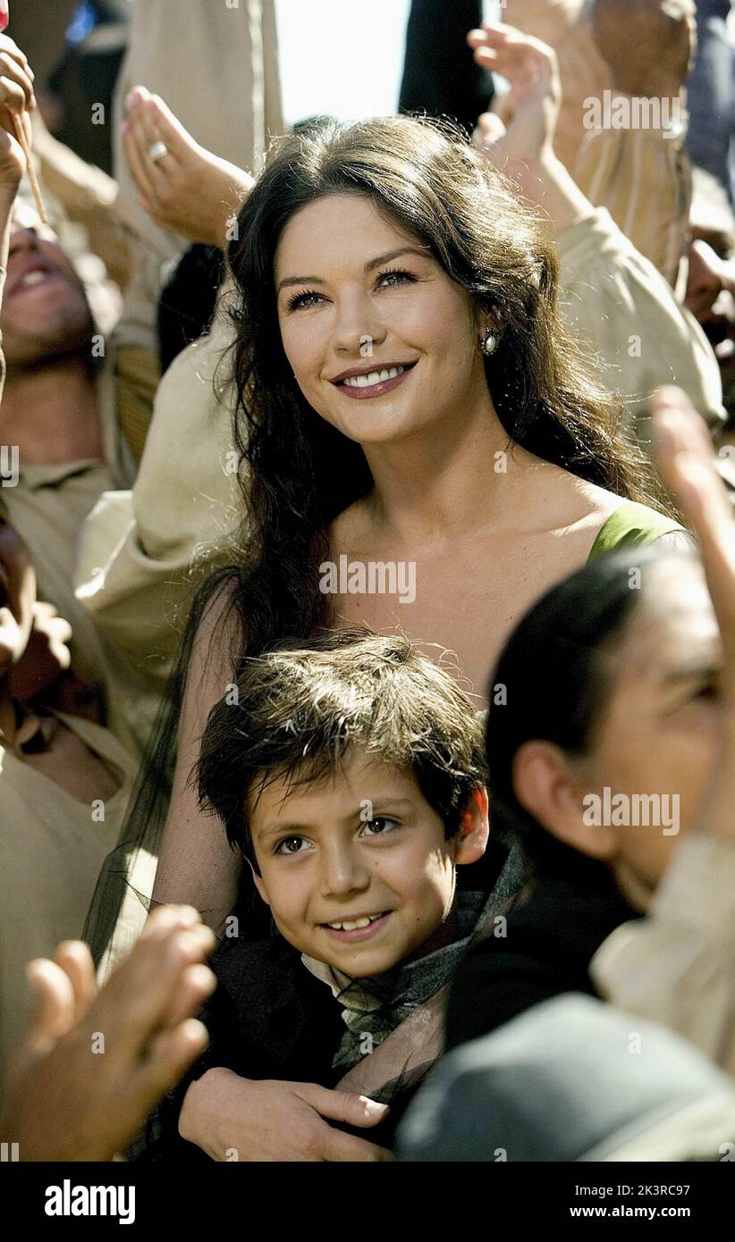 Catherine Zeta-Jones & Adrian Alonso Film: The Legend of Zorro (USA 2005) Charaktere: & Joaquin Regie: Martin Campbell 24 October 2005 **WARNUNG** Dieses Foto ist nur für redaktionelle Zwecke bestimmt und unterliegt dem Copyright von COLUMBIA PICTURES und/oder des Fotografen, der von der Film- oder Produktionsfirma beauftragt wurde und darf nur von Publikationen im Zusammenhang mit der Bewerbung des oben genannten Films reproduziert werden. Eine obligatorische Gutschrift für COLUMBIA PICTURES ist erforderlich. Der Fotograf sollte auch bei Bekanntwerden des Fotos gutgeschrieben werden. Ohne schriftliche Genehmigung der Film Company kann keine kommerzielle Nutzung gewährt werden. Stockfoto