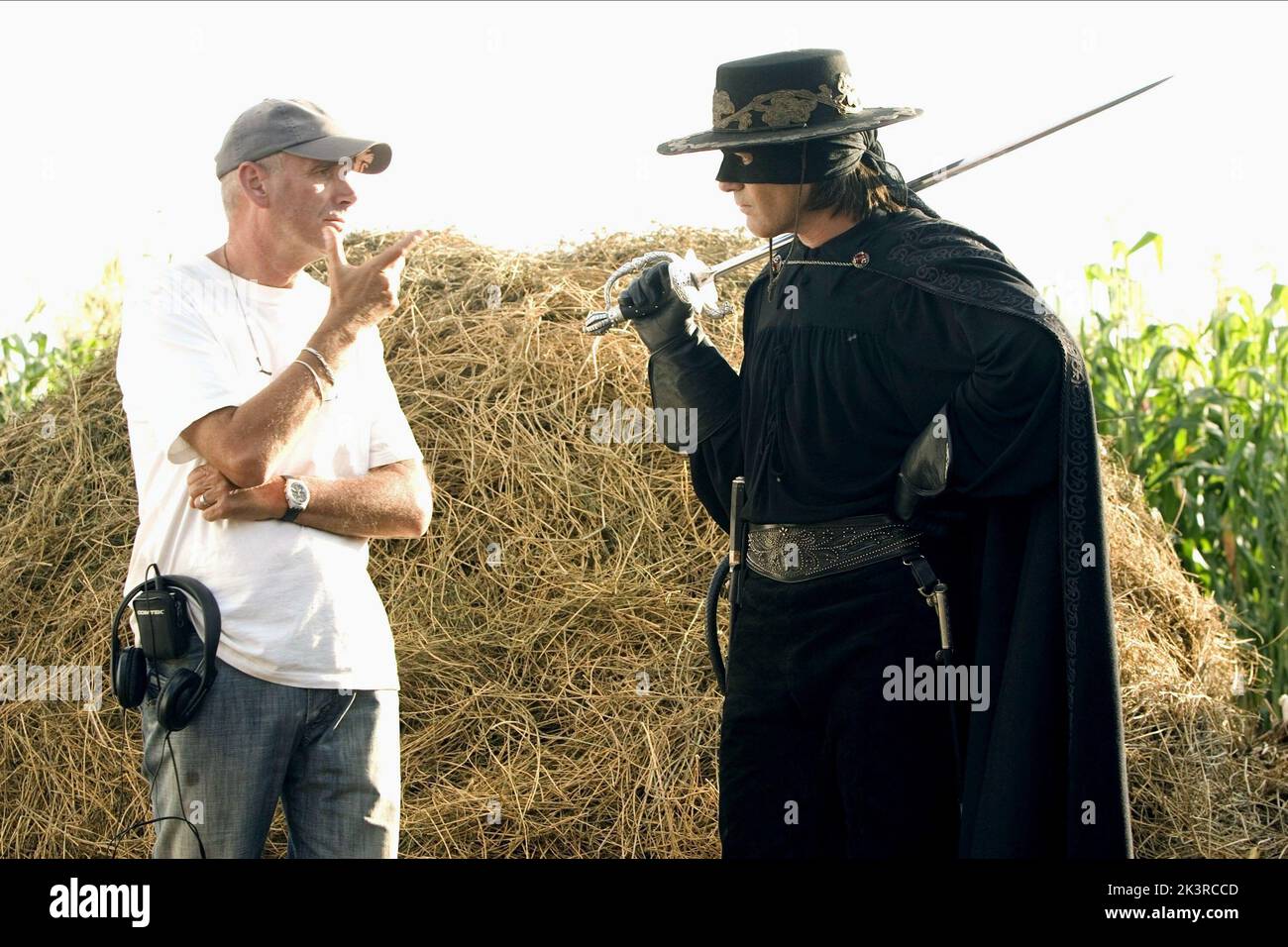 Martin Campbell & Antonio Banderas Film: The Legend of Zorro (USA 2005) Charaktere: & Zorro Regie: Martin Campbell 24 October 2005 **WARNUNG** Dieses Foto ist nur für redaktionelle Zwecke bestimmt und unterliegt dem Copyright von COLUMBIA PICTURES und/oder des Fotografen, der von der Film- oder Produktionsfirma beauftragt wurde und darf nur von Publikationen im Zusammenhang mit der Bewerbung des oben genannten Films reproduziert werden. Eine obligatorische Gutschrift für COLUMBIA PICTURES ist erforderlich. Der Fotograf sollte auch bei Bekanntwerden des Fotos gutgeschrieben werden. Ohne schriftliche Genehmigung der Film Company kann keine kommerzielle Nutzung gewährt werden. Stockfoto