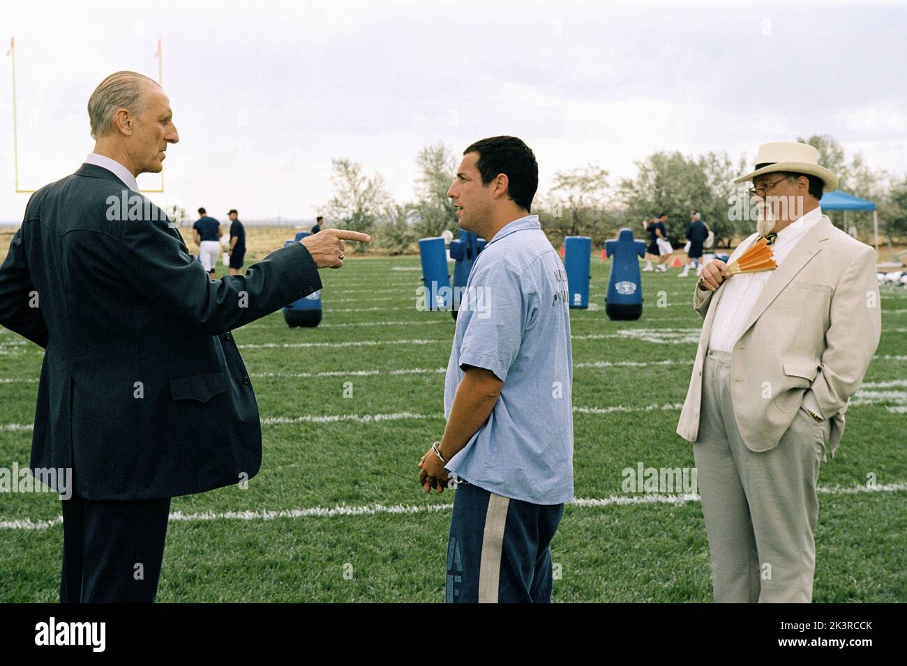 James Cromwell, Adam Sandler & Walter Williamson Film: The Longest Yard (USA 2005) Charaktere: Warden Hazen,Paul Crewe & Errol Dandridge Regie: Peter Segal 19 May 2005 **WARNUNG** Dieses Foto ist nur für redaktionelle Zwecke bestimmt und unterliegt dem Copyright von COLUMBIA PICTURES und/oder des Fotografen, der von der Film- oder Produktionsfirma beauftragt wurde und darf nur von Publikationen im Zusammenhang mit der Bewerbung des oben genannten Films reproduziert werden. Eine obligatorische Gutschrift für COLUMBIA PICTURES ist erforderlich. Der Fotograf sollte auch bei Bekanntwerden des Fotos gutgeschrieben werden. Eine kommerzielle Nutzung kann ohne schriftliche Genehmigung fr Stockfoto