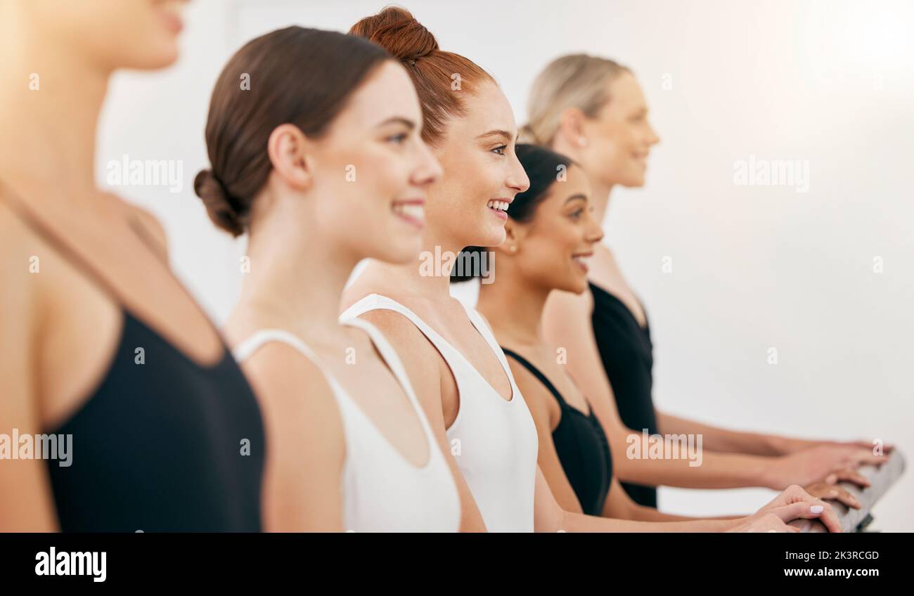 Ballettfrauen trainieren in Klasse, Studio oder Akademie für Vielfalt, Motivation und Gruppenarbeit, glücklich mit Fortschritt. Internationale Mädchen Tänzerin lächeln Stockfoto