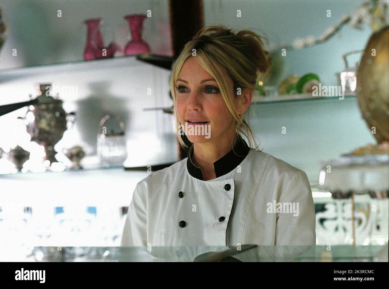 Heather Locklear Film: Der Perfekte Mann (2005) Charaktere: Jean Hamilton Regie: Mark Rosman 22 July 2005 **WARNUNG** Dieses Foto ist nur für den redaktionellen Gebrauch bestimmt und unterliegt dem Copyright von UNIVERSAL und/oder dem Fotografen, der von der Film- oder Produktionsfirma beauftragt wurde und darf nur durch Publikationen im Zusammenhang mit der Bewerbung des oben genannten Films reproduziert werden. Eine obligatorische Gutschrift an UNIVERSAL ist erforderlich. Der Fotograf sollte auch bei Bekanntwerden des Fotos gutgeschrieben werden. Ohne schriftliche Genehmigung der Film Company kann keine kommerzielle Nutzung gewährt werden. Stockfoto