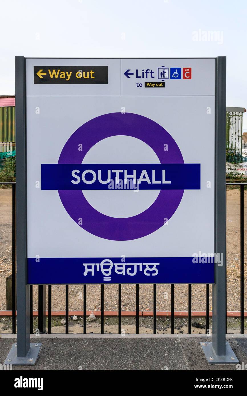 Southall Bahnhof seufzt an der Elizabeth-Linie in Englisch und Hindu, Southall, London, England, Großbritannien Stockfoto