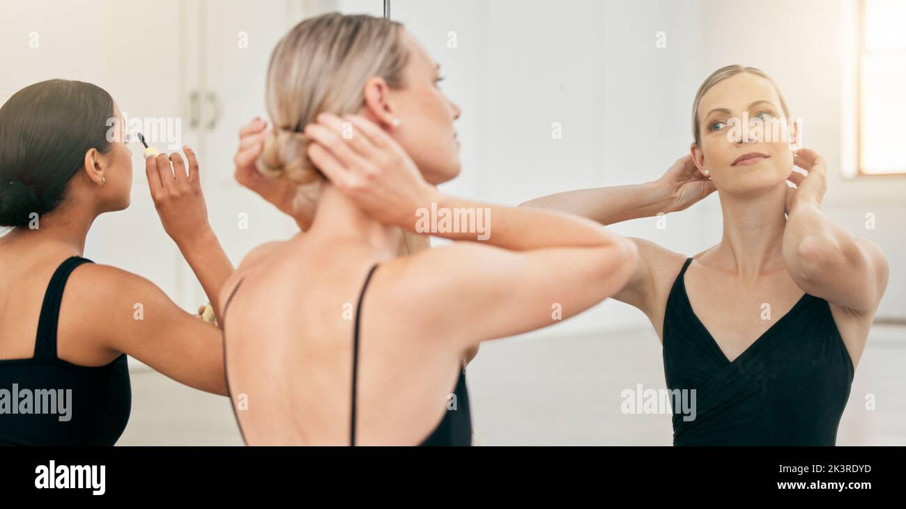 Ballett, Frauen und Vorbereitung im Studiospiegel für Theater-, Bühnen- und Tanzvorführungen. Ballerina-Tänzerin oder Studentin in kreativer Kunst Stockfoto