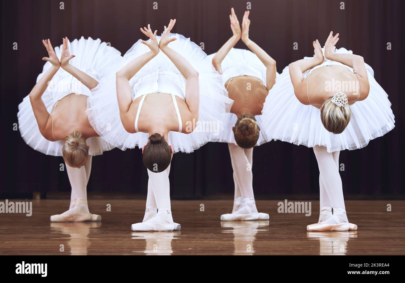 Ballet Ballerina Frauen Teamarbeit auf Tanzbühne gemeinsam für Zusammenarbeit, elegante und Theater Kreativität Leistung. Professionelle Tanzgruppe Stockfoto